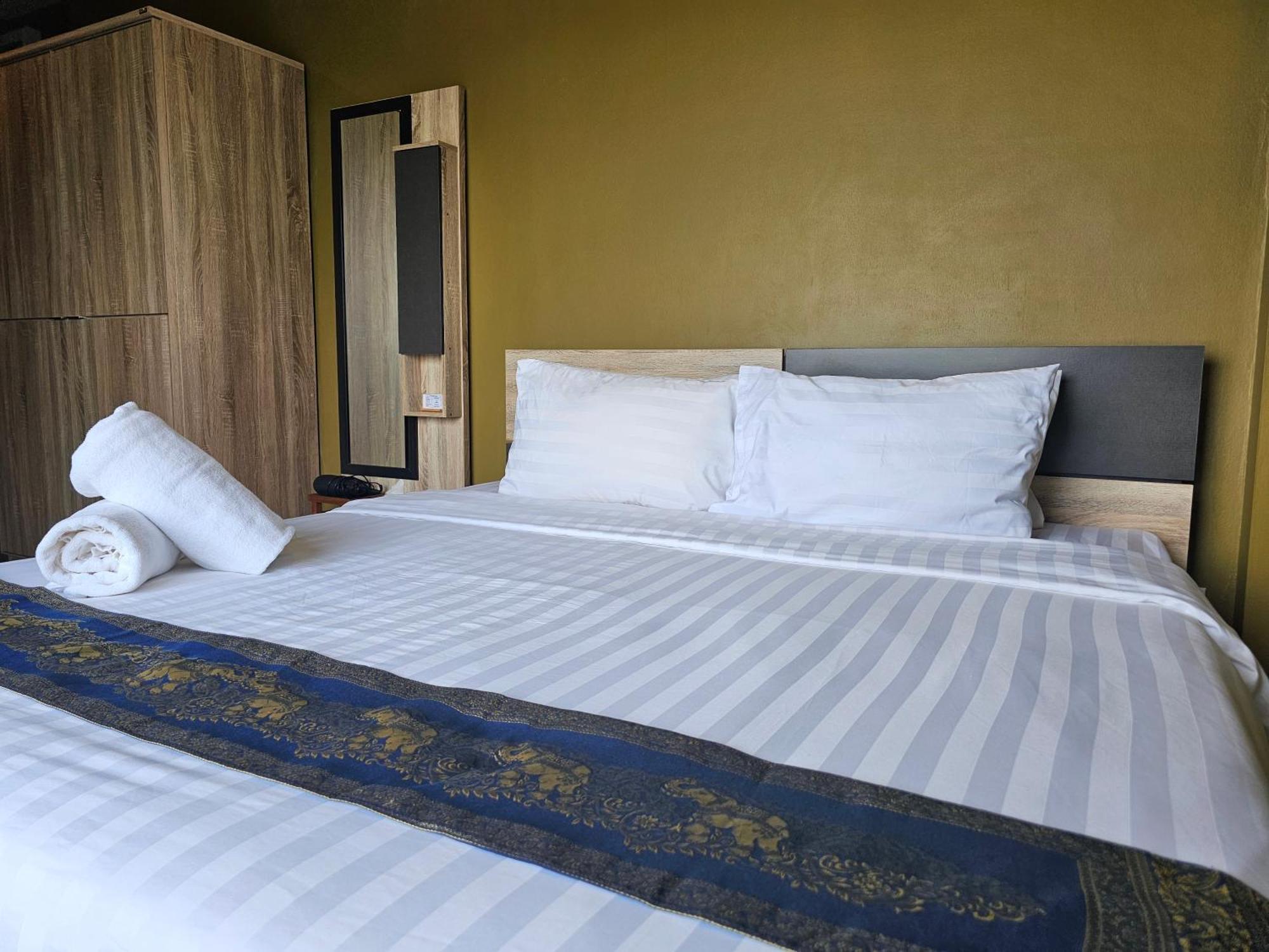 The Lantern Suites Ban Song Hong Exteriör bild