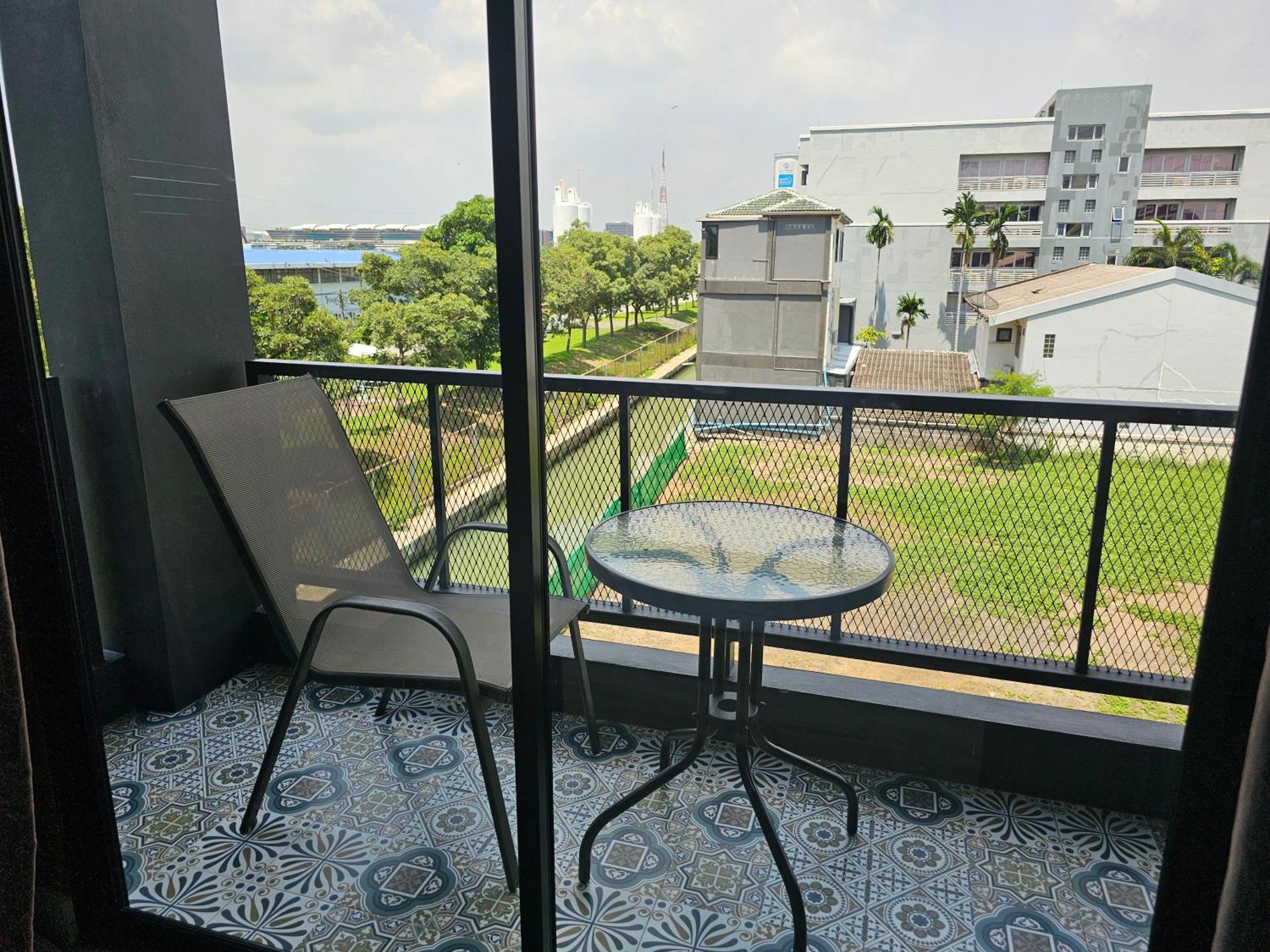 The Lantern Suites Ban Song Hong Exteriör bild