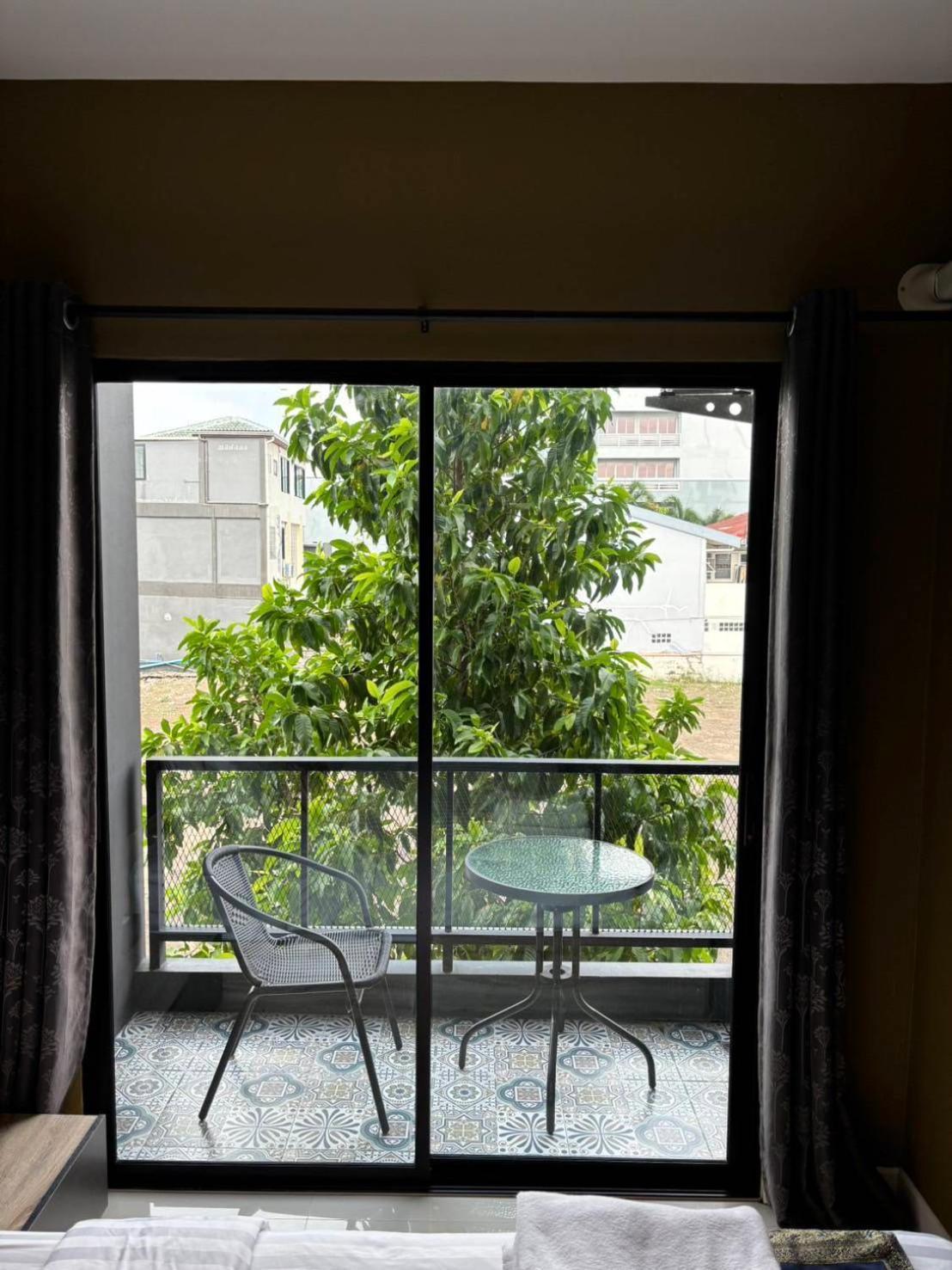 The Lantern Suites Ban Song Hong Exteriör bild